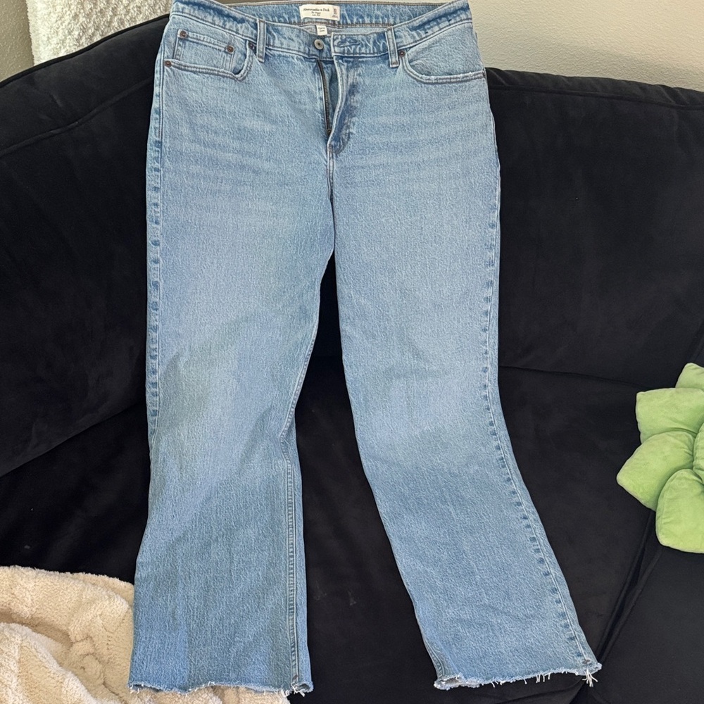 Abercrombie The Baggy Low Rise Curve Love Light Wash Women’s Jeans